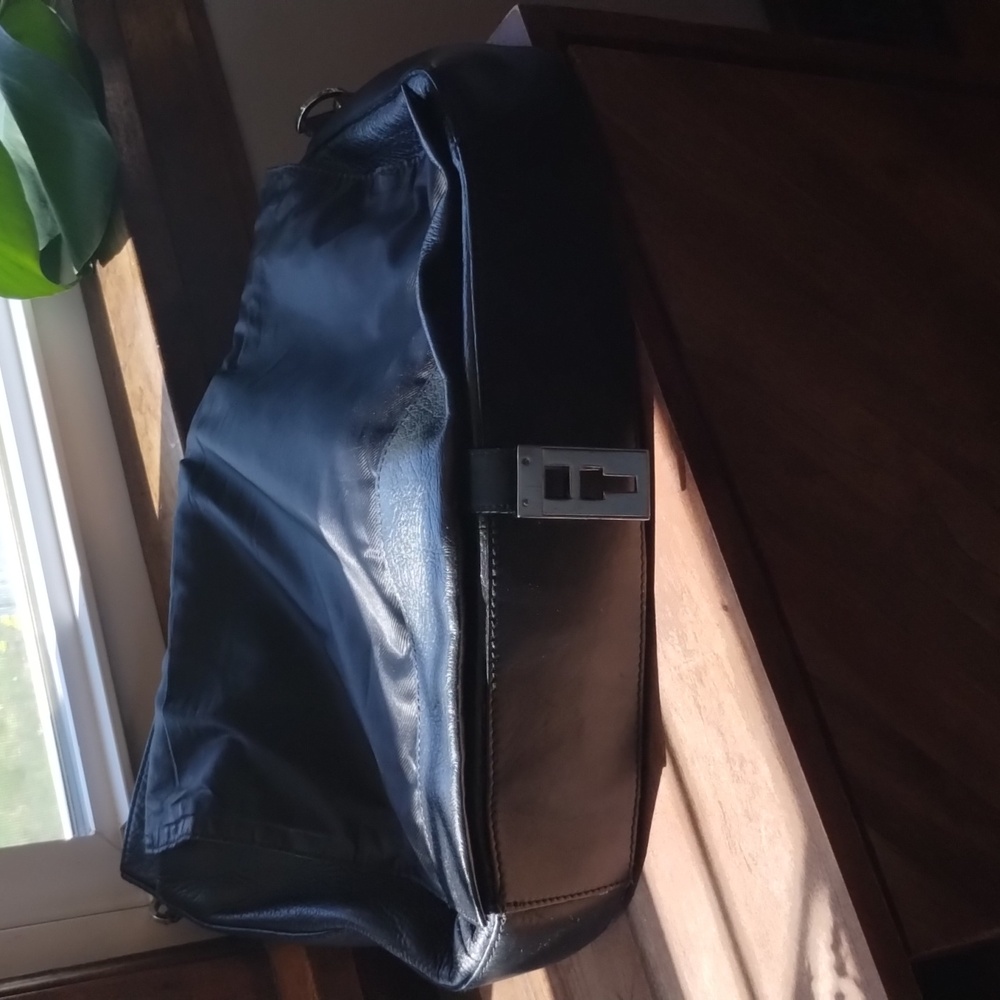 Kenneth Cole Reaction Laptop Messenger Bag - Picture 9 of 16